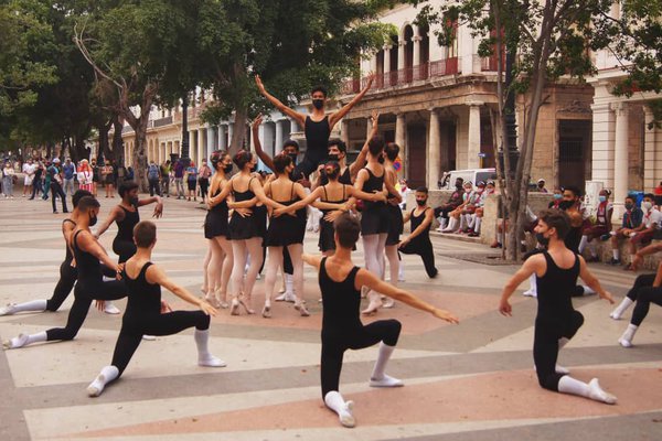 Esc Nac de Ballet 2021_Desfile de Yuvero en el Prado-foto Sebastián Milo 9.jpg