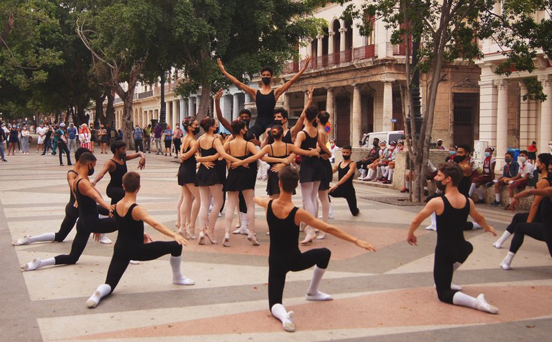 Esc Nac de Ballet 2021_Desfile de Yuvero en el Prado-foto Sebastián Milo 5.jpg