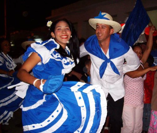 pareja-azul-baila-en-fiesta-de-bandos-en-Majagua-941x800.jpg